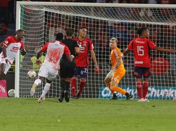 Es viral: Rodallega se lesionó, lloró, no alcanzó a salir y metió el gol del título