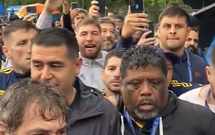 En medio de una multitud, así llegaba Riquelme a votar 