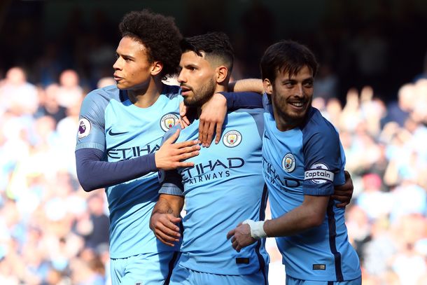 El abrazo de Agüero con el español Silva y el senegalés Sané
