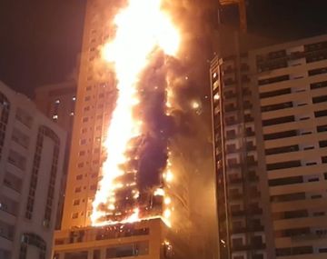 Voraz incendio en un rascacielos de Emiratos Árabes Unidos