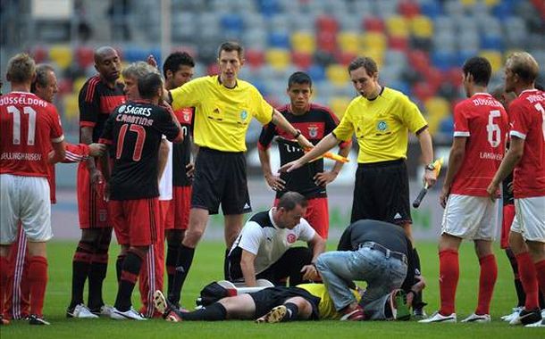 Insólito: apenas lo tocaron, el árbitro cayó desmayado