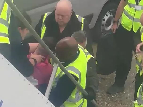 Estupor en un vuelo a Turquía por un criminal que mordió y escupió a pasajeros cuando lo subieron al avión