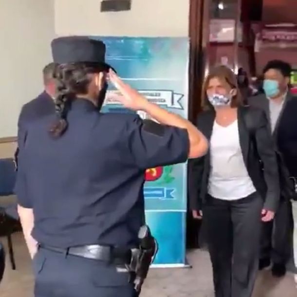 Mendoza: una policía le hizo la venia a Patricia Bullrich