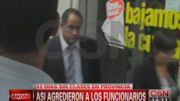 asi agredieron a la ministra silvina batakis tras la reunion con docentes bonaerenses asi agredieron a la ministra silvina batakis tras la reunion con docentes bonaerenses