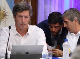 El ministro de Finanzas le da el papelito a su secretario