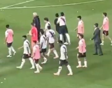 Lo que no se vio en la TV: la piña de Salas a joven que filmaba los festejos de Boca