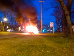 Un relato salvaje: prendió fuego su auto para que no se lo llevaran inspectores