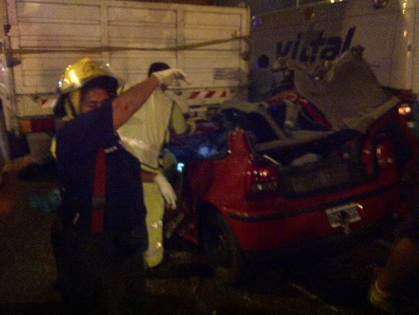Un muerto por el choque entre un auto y un camión en Panamericana