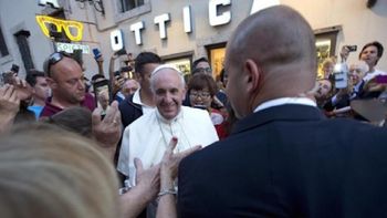 el papa sorprendio a todos y fue a renovar sus lentes a una optica en roma el papa sorprendio a todos y fue a renovar sus lentes a una optica en roma