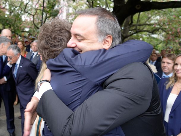 El fuerte abrazo de Javier Milei a Manuel Adorni en el acto por el Día del Veterano de Malvinas