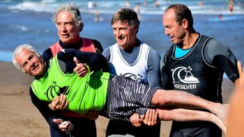 Así cuidan las otras leyendas a Sandy Errecaborde, el más veterano del torneo con 71 años (foto: Maxi Bendahan) Así cuidan las otras leyendas a Sandy Errecaborde, el más veterano del torneo con 71 años (foto: Maxi Bendahan)