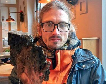 Alemania: activista se pegó al asfalto y le quedó una mano de piedra