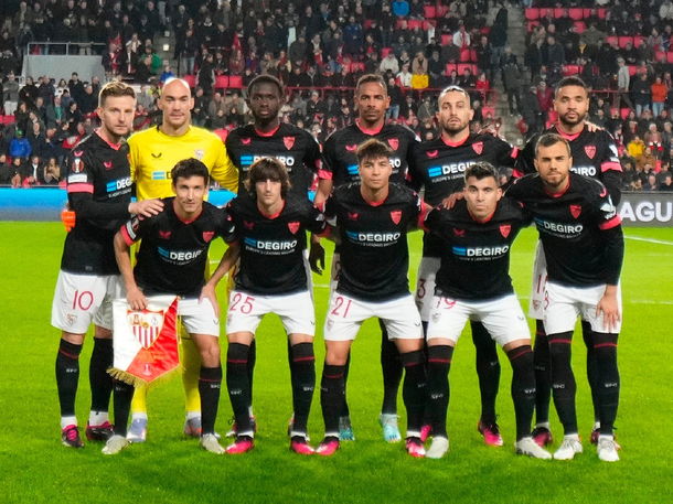 Sevilla perdió con el PSV pero avanzó a octavos