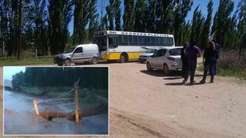 Vecinos de cuatro barrios tomaron un colectivo para que la Municipalidad les arreglen unas calles en Plottier. Vecinos de cuatro barrios tomaron un colectivo para que la Municipalidad les arreglen unas calles en Plottier.