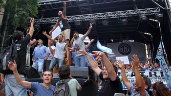 el grito de los trabajadores en la marcha de la cgt: pone la fecha del paro el grito de los trabajadores en la marcha de la cgt: pone la fecha del paro