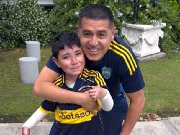 Video: Riquelme emocionó a un pequeño hincha de Boca que lucha contra una dura enfermedad