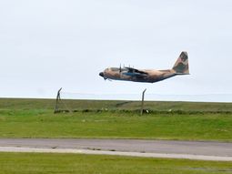 Despegó este mediodía el avión Hércules que repatriará a los uruguayos que están en Israel. Despegó este mediodía el avión Hércules que repatriará a los uruguayos que están en Israel.