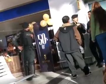 La pareja llenó de insultos a un empleado de una aerolínea