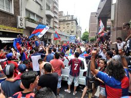 hinchas de san lorenzo realizaron un banderazo hinchas de san lorenzo realizaron un banderazo