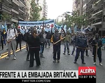 Protesta de Quebracho en la Embajada de Gran Bretaña en protesta por los ejercicios militares en Malvinas