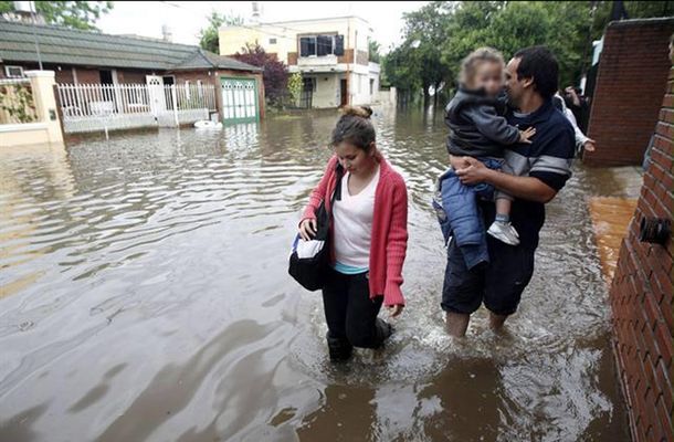 Intendentes massistas le pidieron a Scioli explicaciones por las inundaciones