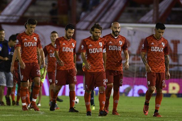 Los jugadores se retiran cabizbajos; River no encuentra el rumbo
