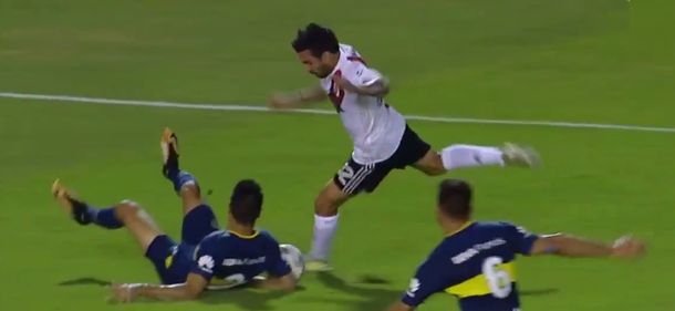 Scocco encaraba y la pelota le pega en la mano a Goltz