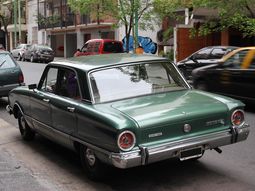 Un Ford Falcon verde de 1976 circulando por las calles porteñas