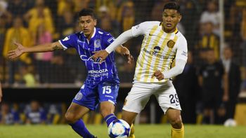 El colombiano quiso patear el penal, pero Ruben no lo dejó El colombiano quiso patear el penal, pero Ruben no lo dejó