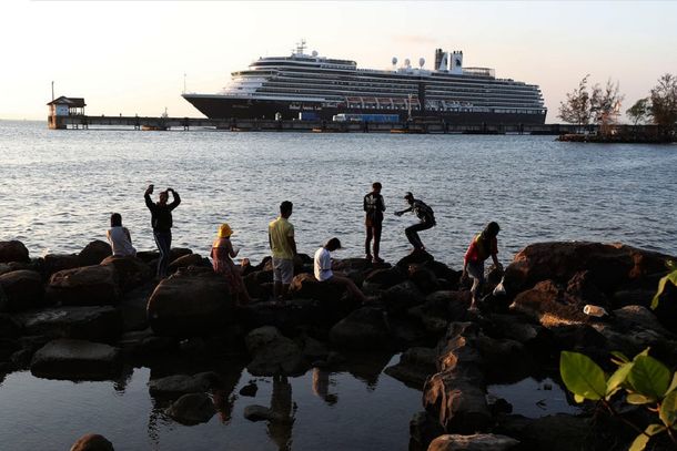 Coronavirus: un crucero rechazado por 5 países finalmente desembarcó en Camboya con 5 argentinos a bordo