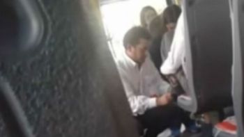 El chofer solidario ayudando al indigente El chofer solidario ayudando al indigente