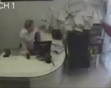 Un camión entró a su oficina y se salvó