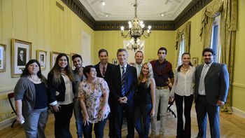 macri recibio a algunos de los vecinos a los que visito en sus casas durante la campana macri recibio a algunos de los vecinos a los que visito en sus casas durante la campana