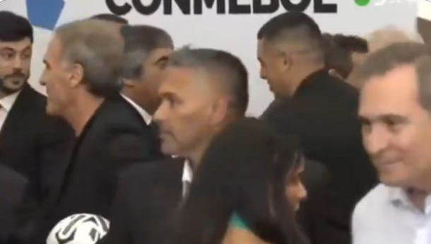 La reacción de Oscar Ruggeri cuando se le acercó Riquelme en el evento de Conmebol