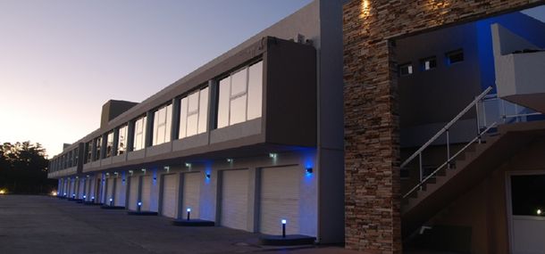 Un trío se fue sin pagar de un hotel alojamiento, pero chocó con otro auto a los pocos metros