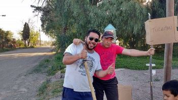 harto de pedir que senalicen las calles del pueblo, un vecino instalo sus propios carteles harto de pedir que senalicen las calles del pueblo, un vecino instalo sus propios carteles