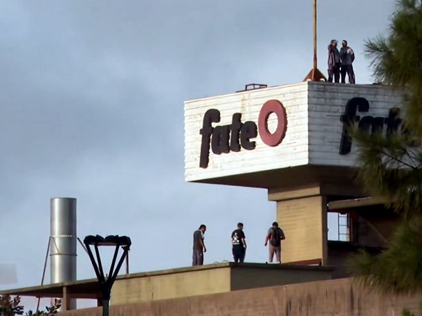 Tensión en FATE: demoraron al titular del SUTNA y hay trabajadores en el techo de la fábrica