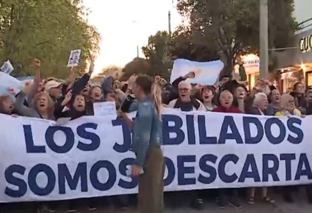 Jubilados se movilizaron para repudiar la presencia de Javier Milei en Mar del Plata
