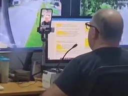 El empleado municipal fue captado transmitiendo en Tiktok en horario laboral. El empleado municipal fue captado transmitiendo en Tiktok en horario laboral.