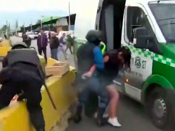 Increíble secuencia en la TV chilena: llevaban detenida a una mujer que le robó el arma a un policía y empezó a los tiros