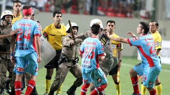 otro papelon de la policia brasilena con un equipo argentino otro papelon de la policia brasilena con un equipo argentino