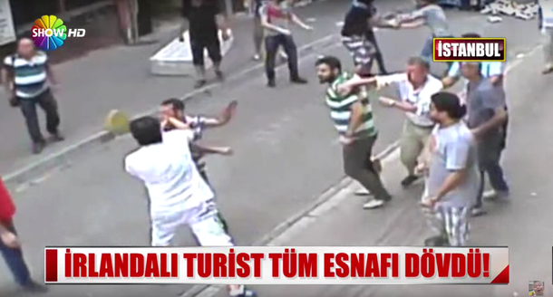 Un video muestra una batalla campal entre un boxeador y una multitud en Estambul