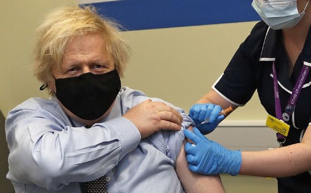 Coronavirus: Boris Johnson se aplicó la vacuna de AstraZeneca para mostrar que es segura