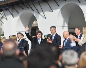 Javier Milei y su equipo, en el acto oficial por el 25 de mayo.