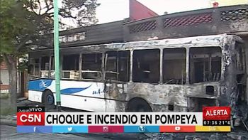 un colectivo se incendio en pompeya tras chocar con un auto: hay seis heridos un colectivo se incendio en pompeya tras chocar con un auto: hay seis heridos