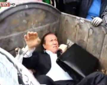 Literal: tiraron a un diputado a la basura en Ucrania