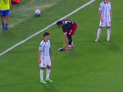 La reacción de Maxi Salas cuando un hincha de Racing le tiró una zapatilla