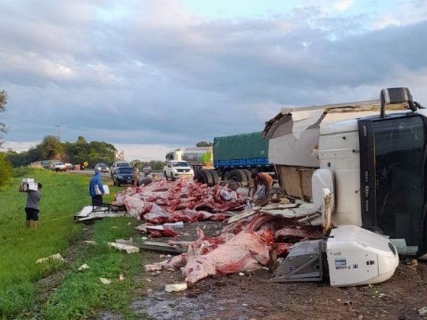 Salta: volcó un camión frigorífico y se robaron 11 mil kilos de carne