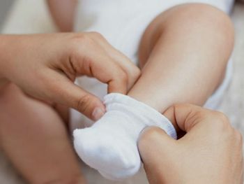 Una mujer escondió la droga dentro de la media de su pequeño bebé