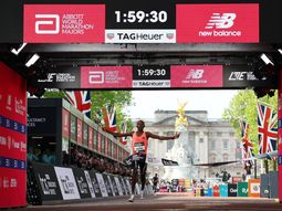 hito mundial en londres: sabastian sawe se convirtio en el primer atleta en correr un maraton en menos de dos horas hito mundial en londres: sabastian sawe se convirtio en el primer atleta en correr un maraton en menos de dos horas